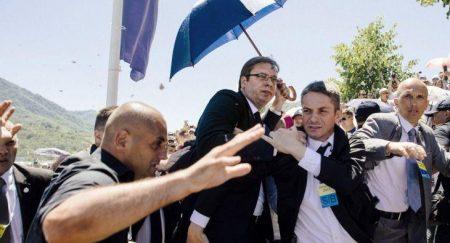 Σερβία: Επίθεση με πέτρες δέχθηκε στη Σρεμπρένιτσα ο πρωθυπουργός της Σερβίας Αλ. Βούτσιτς