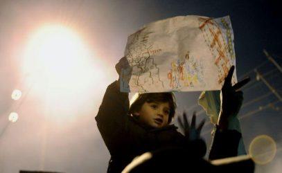 Η κυβέρνηση αλλάζει στάση: 150 μετανάστες με χειροπέδες