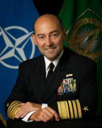 Τον ελληνικής καταγωγής Ναύαρχο James Stavridis φέρεται να έχει επιλέξει ως αντιπρόεδρο η Hillary Clinton
