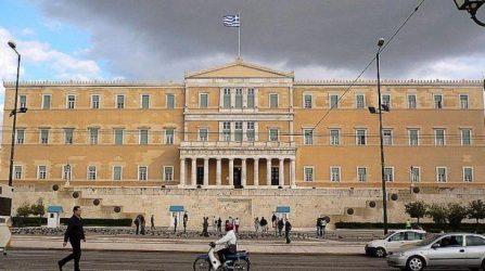 Πέταξαν βόμβα Μολότοφ στους Εύζωνες στην πλατεία Συντάγματος