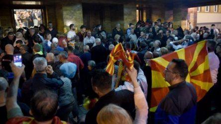 Κλιμάκωση της πολιτικής κρίσης στην ΠΓΔΜ – Οπαδοί του Γκρουέφσκι ξυλοκόπησαν τον αρχηγό της Αλβανικής αντιπολίτευσης στην Βουλή
