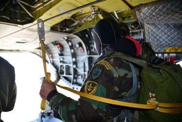 Ο αρχηγός ΓΕΕΘΑ έκανε άλμα με αλεξίπτωτο και στη συνέχεια κατάδυση