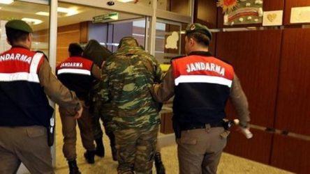 Έμπειρος Διπλωμάτης δίπλα στους δύο αξιωματικούς