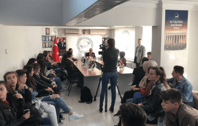 Μουσουλμάνοι μαθητές από την Ξάνθη στην Τουρκία με φόντο την σημαία Δ.Θράκης