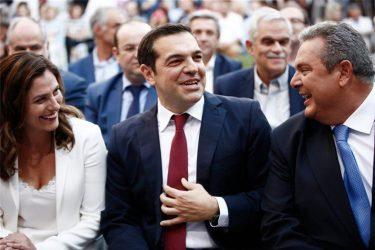 Σόου Τσίπρα με την κόκκινη γραβάτα στο Ζάππειο