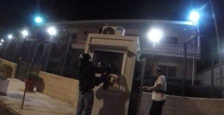 Αστυνομικός παραδίδεται κατά την έφοδο του Ρουβίκωνα στην πρεσβεία του Ιράν