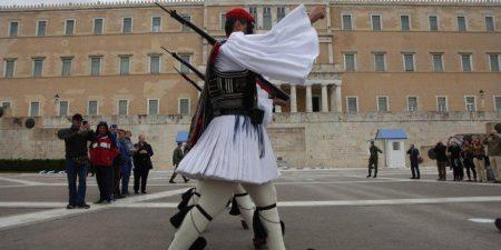 Πρώτη αντίδραση πολιτικού στο “Μακεδονία Ξακουστή” – Βουλευτής του ΣΥΡΙΖΑ αρνήθηκε να σηκωθεί και να χειροκροτήσει