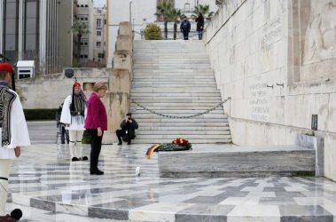 Επίσκεψη Μέρκελ – Κατάθεση στεφάνου στο Μνημείο του Αγνωστου Στρατιώτη