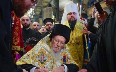 Ο Πατριάρχης υπέγραψε την Αυτοκεφαλία της Εκκλησίας της Ουκρανίας