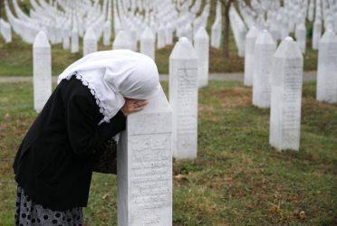 Δικαστήριο του καταδίκασε σε ισόβια τον Κάρατζιτς για τη «γενοκτονία της Σρεμπρένιτσα»