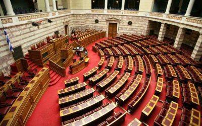 Κανείς δεν μιλάει, όλοι κάτι περιμένουν