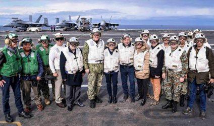 Ο Ζόραν Ζάεφ και Κεϊτ Μπερνς στο USS Harry S. Truman