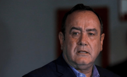 Ο νέος πρόεδρος της Γουατεμάλα αναλαμβάνει την εξουσία υπό την πίεση των ΗΠΑ για το άσυλο