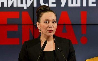 Σκόπια: Δεν κατεβάζει την πινακίδα η υπουργός – «Ετσι την βρήκα και δεν σκοπεύω να την αλλάξω»