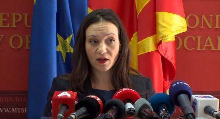 Βόρεια Μακεδονία: Η Βουλή απέπεμψε την υπουργό Εργασίας για την επίμαχη πινακίδα με το όνομα