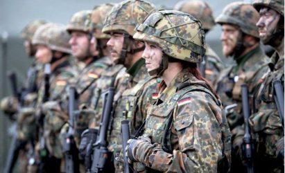 Η Γερμανία καλεί εφέδρους και βγάζει στρατό στους δρόμους