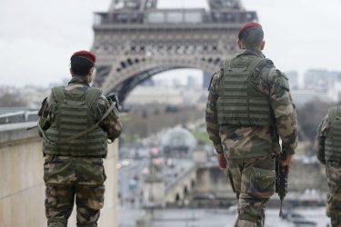 Γαλλία: Στους δρόμους στρατός και αστυνομία