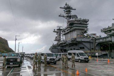Μεταφέρουν τους ναύτες με κρούσματα Covid-19 από το USS Theodore Roosevelt
