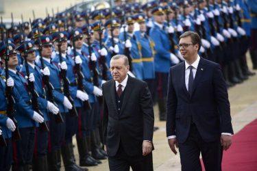 Βοήθεια στη Σερβία στέλνει ο Ερντογάν και προσκαλεί τον Βούτσις στη Τουρκία