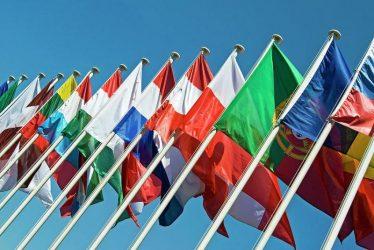 Εννέα πρεσβευτές ξένων χωρών  μένουν σπίτι και διαβάζουν ελληνική λογοτεχνία
