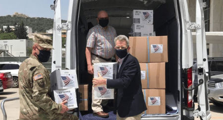 Yγειονομικό υλικό από την Πρεσβεία των ΗΠΑ παρέλαβε η Ελληνική Αστυνομία