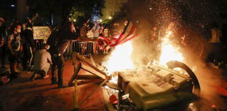 ΗΠΑ: Χιλιάδες αστυνομικοί και στρατιώτες περιπολούν στις μεγάλες αμερικανικές πόλεις – Σε καταφύγιο ο Ντόναλντ Τραμπ