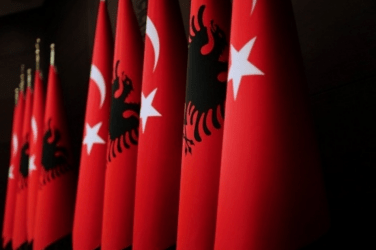 Η Τουρκία στηρίζει την μαφία της Αλβανίας – Το οργισμένο tweet της Αμερικανίδας Πρέσβειρας