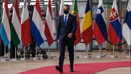 Συνεχίζονται οι σκληρές διαπραγματεύσεις στη Σύνοδο Κορυφής