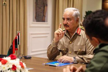 Ο Χάφταρ «καταθέτει» προσωρινά τα όπλα για να θέσει υποψηφιότητα για την προεδρία
