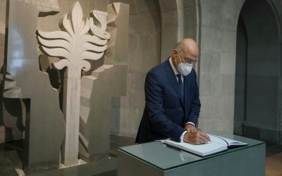 Ερεβάν: Στο Μουσείο Γενοκτονίας των Αρμενίων ο Έλληνας υπουργός Εξωτερικών