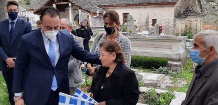Στην Βόρεια Ήπειρο και στο μνήμα του Κωνσταντίνου Κατσίφα ο ΥΦΥΠΕΞ και η Ελληνίδα Πρέσβης