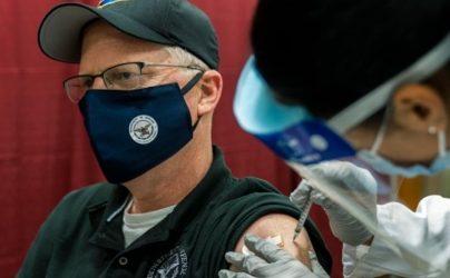 ΗΠΑ: Ο υπουργός Άμυνας εμβολιάστηκε μπροστά στην κάμερα