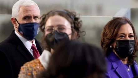 Ο Μάικ Πενς χειροκρότησε τη διάδοχό του Κάμαλα Χάρις στην τελετή ορκωμοσίας
