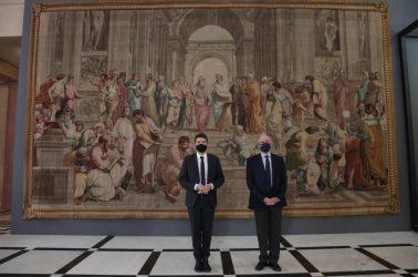 Στη Βουλή των Ελλήνων η ταπισερί «Η Σχολή των Αθηνών» ως προσφορά του Προέδρου της Γαλλικής Εθνοσυνέλευσης για τα 200 χρόνια από την Ελληνική Επανάσταση