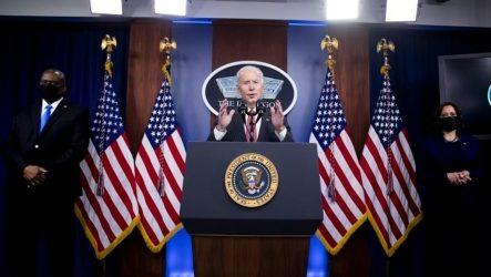 Μπάιντεν προς Ζελένσκι: Οι ΗΠΑ θα αντιδράσουν «αποφασιστικά» αν η Ρωσία εισβάλει στην Ουκρανία