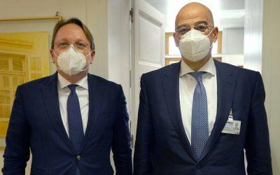 Επικοινωνία Νίκου Δένδια με τον επίτροπο της ΕΕ για τη Γειτονία και τη Διεύρυνση