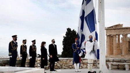 Παρουσία της ΠτΔ και του πρωθυπουργού η τελετή έπαρσης της σημαίας στον Ιερό Βράχο Ακρόπολης