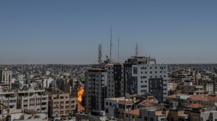 Κατέρρευσε, έπειτα από ισραηλινό βομβαρδισμό, πολυώροφο κτίριο στη Γάζα, όπου στεγάζονται το AP και το Al Jazeera