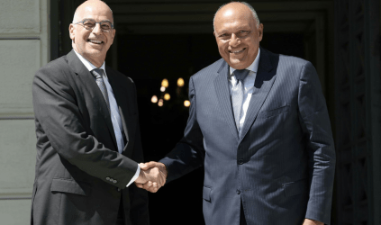 Στο Κάιρο ο Νίκος Δένδιας – Συνάντηση με τον Αιγύπτιο ΥΠΕΞ