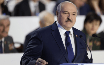 Λουκασένκο: Προσπαθούν να στραγγαλίσουν τη Λευκορωσία