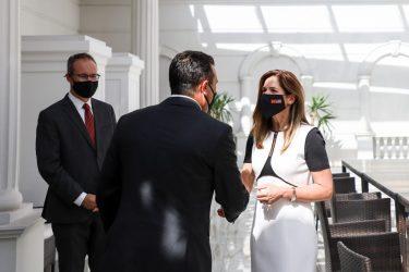 Συνάντηση Ζάεφ με την Κέιτ Μπερνς (Πρέσβης των ΗΠΑ): Η ενέργεια στο επίκεντρο της συζήτησης