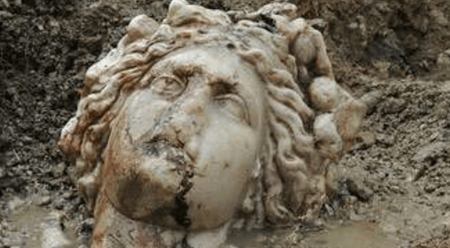 Τουρκία: Δύο κεφαλές αρχαίων αγαλμάτων της Αφροδίτης και του Διόνυσου βρέθηκαν στην Κιουτάχεια