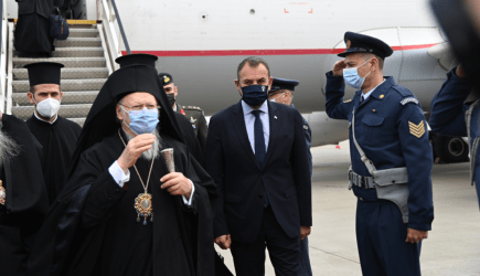 Στην Αθήνα ο Οικουμενικός Πατριάρχης – Τον υποδέχθηκε ο Υπουργός Άμυνας