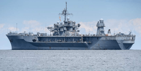 Το ρωσικό Πολεμικό Ναυτικό παρακολουθεί το αμερικανικό πολεμικό πλοίο Mount Whitney στην Μαύρη Θάλασσα