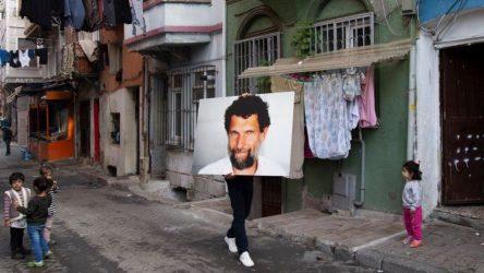 Τουρκία: Δικαστήριο αποφάσισε ότι ο Οσμάν Καβάλα πρέπει να παραμείνει στη φυλακή όσο διαρκεί η δίκη του