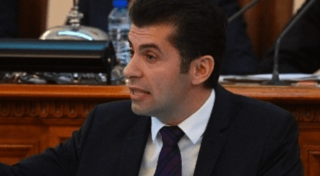 Βουλγαρία: Ο πρωθυπουργός Πέτκοφ μετέβη για ανάκριση στο Γραφείο του Εισαγγελέα του Ανώτατου Ακυρωτικού Δικαστηρίου