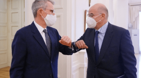Επικοινωνία Αμερικανού Πρέσβη με τον Νίκο Δένδια –  Τον συνεχάρη για τις ενέργειες του υπουργείου Εξωτερικών στην Ουκρανία
