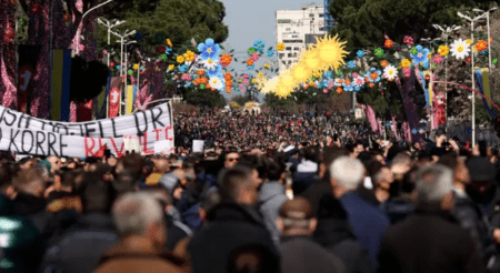 Αλβανία: Ρώσοι και έμποροι ναρκωτικών βγάζουν χιλιάδες Αλβανούς στους δρόμους