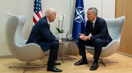 ΝΑΤΟ: Ο Μπάιντεν ζητά από τον Στόλτενμπεργκ να παραμείνει στη θέση του