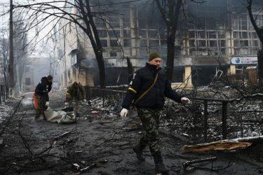 Πολιορκημένη Μαριούπολη: Οι Ρώσοι κρατάνε εγκλωβισμένους τους άμαχους